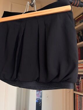 BCBGMaxAzria Black Pleated Bubble-Hem Mini Skirt